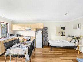 Great value Stylish 2BR Granny Flat Heritage Park